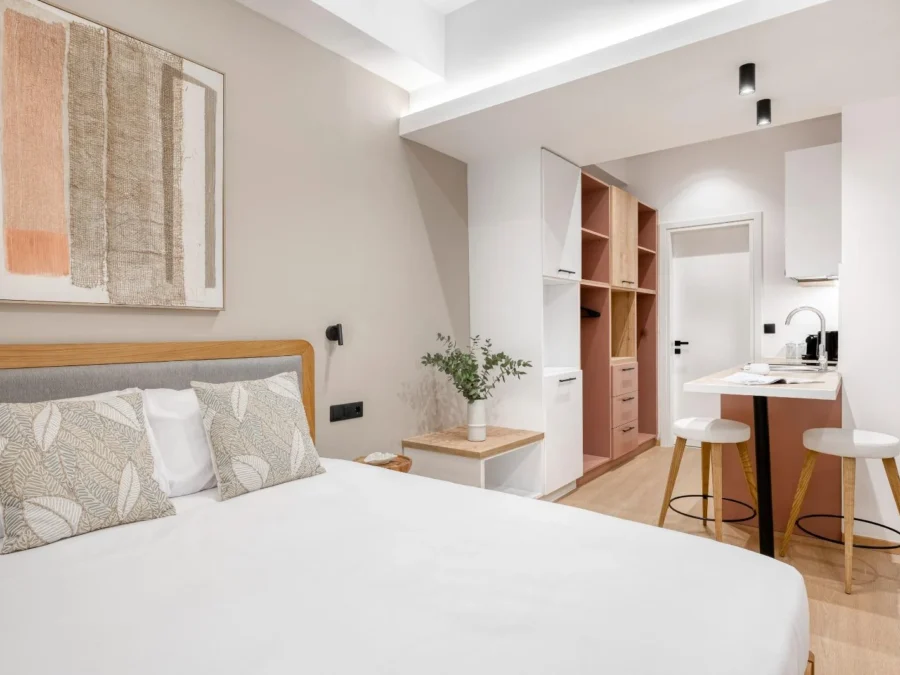 Dock 38 studio with a large double bed and kitchenette