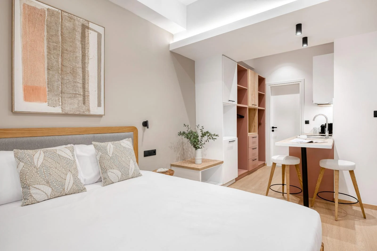 Dock 38 studio with a large double bed and kitchenette